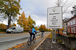 Bilde av syklister og skilt