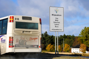 Buss foran bomstasjonsskilt
