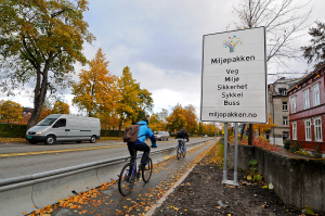 Bilde av syklist og skilt