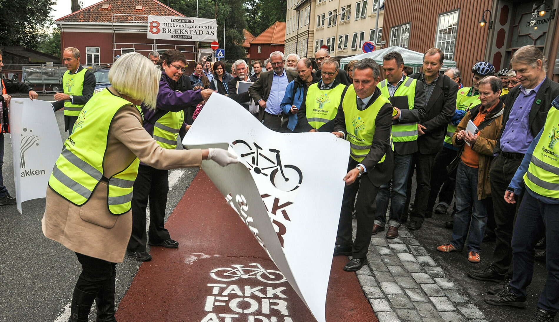 Bilde fra åpning av sykkelvei