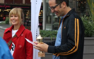 Joachim Vogt Isaksen fikk prisen av leder i Miljøpakkens gågruppe, Birgit Høyland.