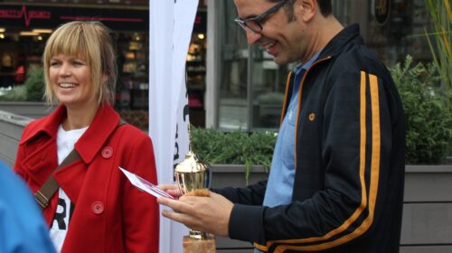 Joachim Vogt Isaksen fikk prisen av leder i Miljøpakkens gågruppe, Birgit Høyland.