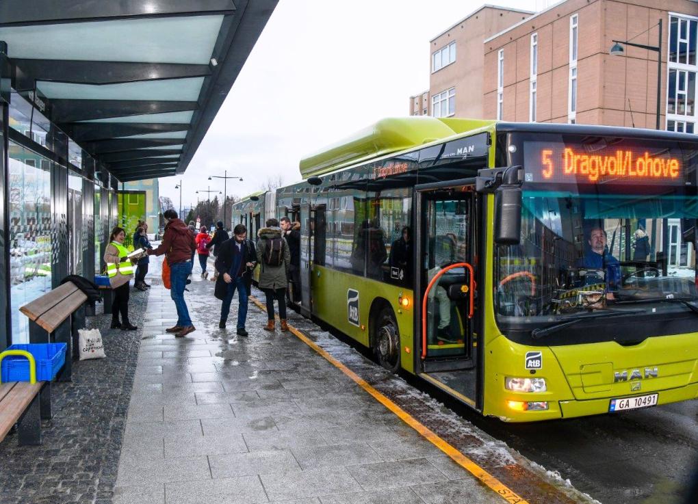 Lacie Goff fra Miljøpakken spanderer baguetter og refleks på de første brukerne av nye Metrostasjoner.