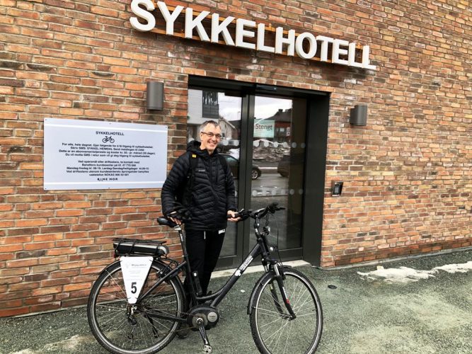 Miljøpakkens sykkelguru Richard Sanders foran byens følrste sykkelhotell. "Stengt"-skiltet på døra forsvant like etter.